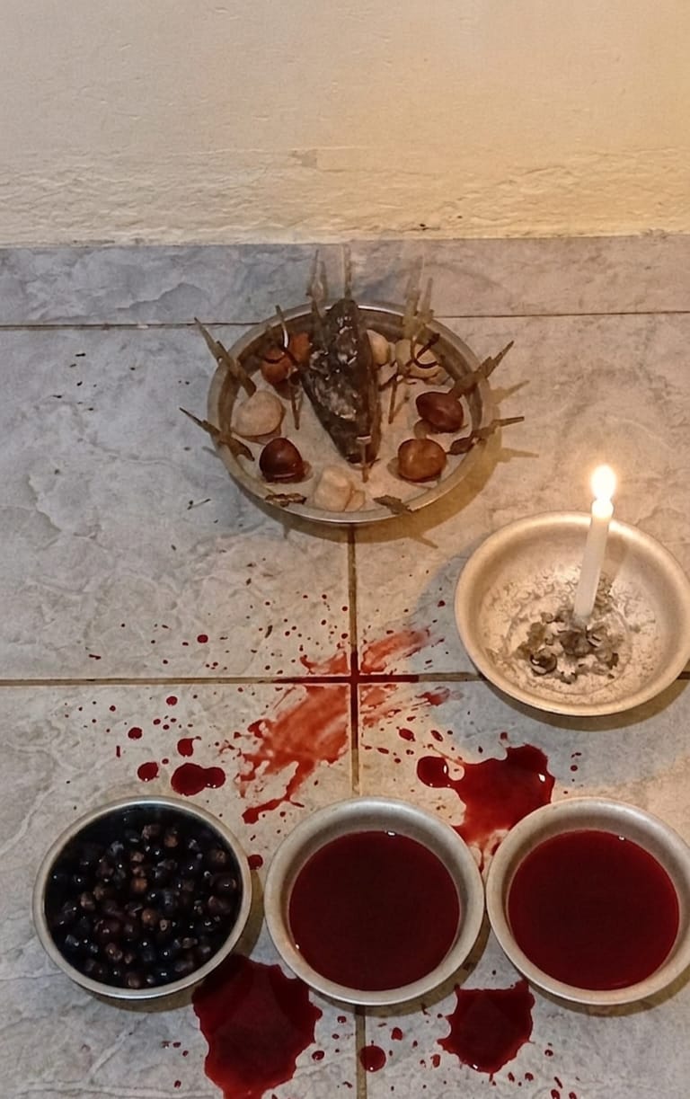 Assentamento ritual com oferendas em Quimbanda